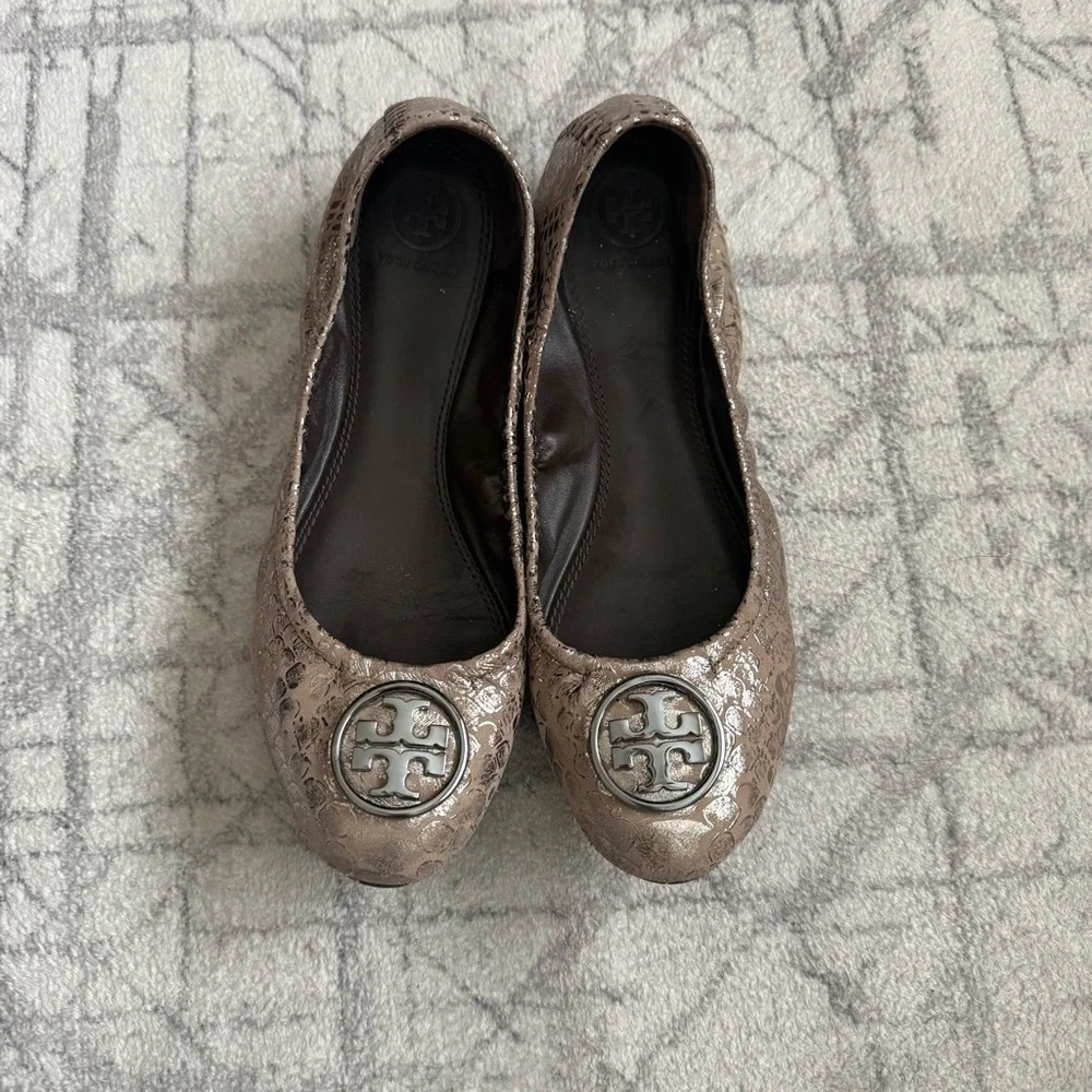 Tory Burch Heidi Scrunch Metallic Taupe Ballet Flats – Size 9